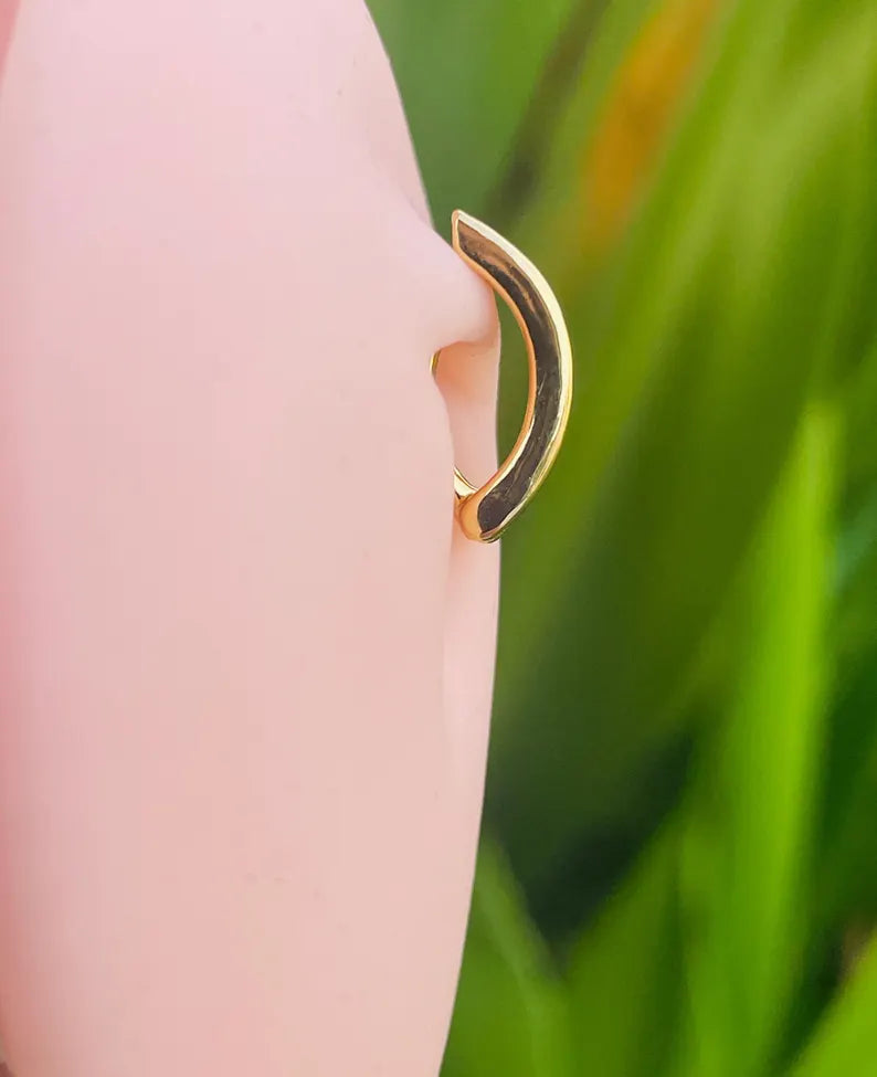 Side profile of 14K solid gold navel clicker ring featuring bezel set diamond